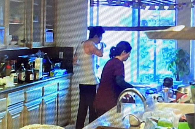 아무 의심없이 레모네이드를 마시는 남편. /사진=뉴욕포스트