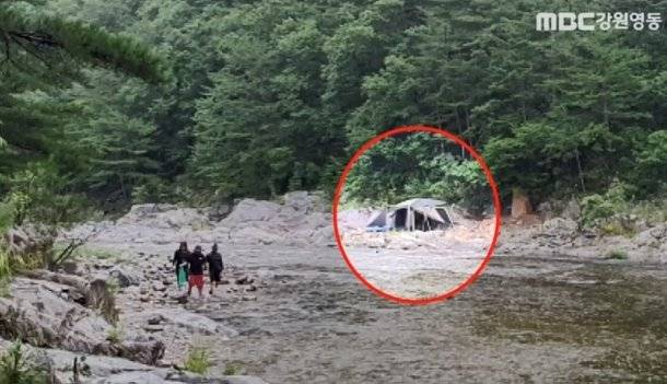 지난 10일 강원 양양 현북면의 한 계곡에서 고립된 캠핑객 2명이 설치한 텐트. /사진=강원영동 MBC 방송화면 갈무리