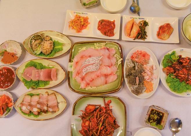 만호유달횟집에서 맛볼 수 있는 음식./사진=다이어리알