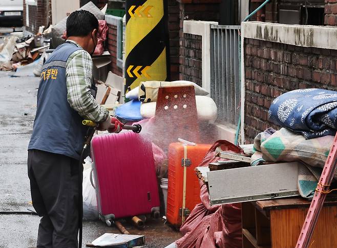11일 오후 경기도 군포시 산본1동 주택가에서 군포시보건소 관계자가 침수 지역 방역 작업을 하고 있다. [연합]