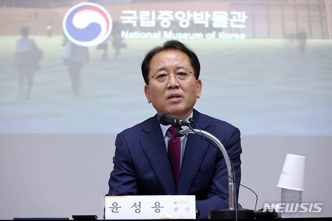 [서울=뉴시스] 박진희 기자 = 윤성용 국립중앙박물관 관장이 11일 서울 용산구 국립중앙박물관 교육관에서 취임 기자간담회를 갖고 하반기 주요업무 계획을 발표하고 있다. 2022.08.11. pak7130@newsis.com