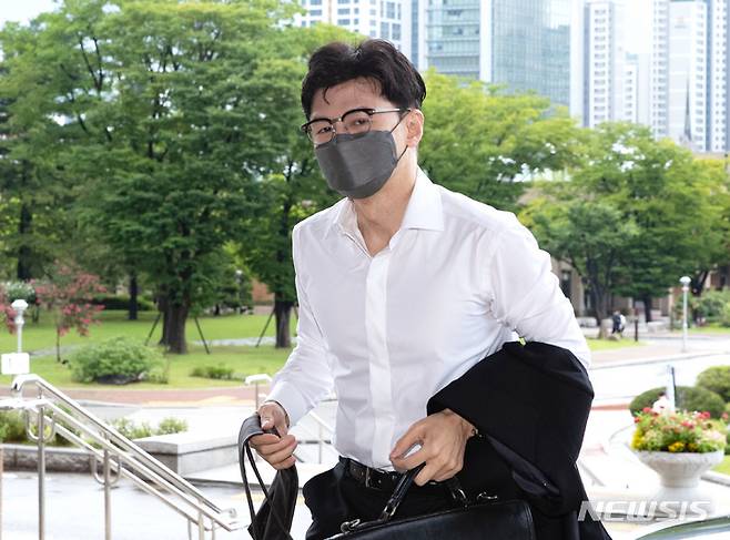 [과천=뉴시스] 김금보 기자= 한동훈 법무부 장관이 지난 1일 경기 과천시 정부과천청사 법무부로 출근하고 있다. (공동취재사진) 2022.08.01. photo@newsis.com