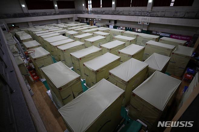 [서울=뉴시스] 백동현 기자 = 11일 오후 서울 강남구 구룡중학교에 마련된 폭우피해 이재민대피소에 이재민을 위한 구호텐트가 마련돼 있다. 2022.08.11. livertrent@newsis.com