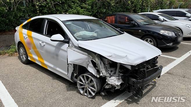 [인천=뉴시스] 이루비 기자 = 7일 인천 서구 시천동 경인아라뱃길 인근 도로에서 20대 남성이 택시기사를 흉기로 위협해 탈취한 차량 파손 모습. 2022.06.07. ruby@newsis.com