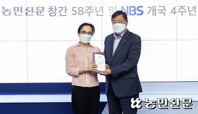 제39회 영농생활수기 일반부문 당선자 조일선씨(왼쪽).