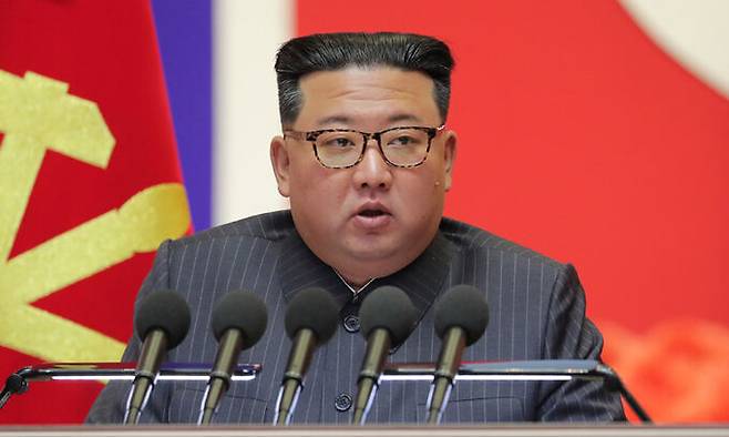 김정은 북한 국무위원장이 전국비상방역총화회의를 주재하고 신종 코로나바이러스 감염증(코로나19) 위기가 완전히 해소됐다고 선언했다. 평양=조선중앙통신·연합뉴스