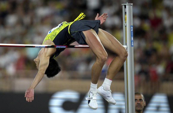 우상혁이 11일 세계육상연맹 모나코 다이아몬트리그 남자 높이뛰기 에서 여유있게 바를 넘고 있다. [AP 연합뉴스]