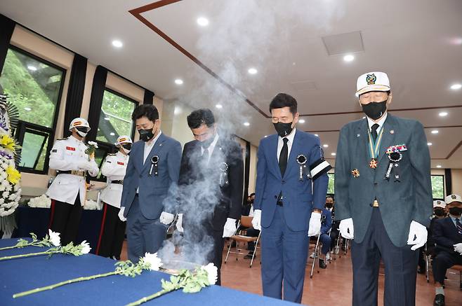 권정열 학도의용군회 포항지회장(맨 오른쪽)과 이강덕 포항시장, 김일만 포항시의회 부의장, 박용선 경북도의회 부의장이 11일 전몰 학도의용군 추념식에서 분향 후 묵념하고 있다. 포항시제공.