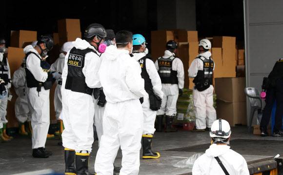 근로자 5명의 목숨을 앗아간 경기 용인시 SLC 물류센터 화재 현장에서 22일 오전 10시 30분 경찰과 소방 등 6개 유관기관 관계자들이 합동 감식을 위해 이동하고 있다. 연합뉴스