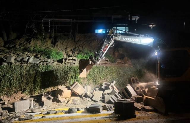 10일 밤 강풍을 동반한 폭우로 무너진 세종시 한 주택 축대를 굴착기가 치우고 있다. 사진제공=세종시