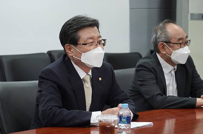 임홍재 국민대 총장(왼쪽)이 8일 오후 김건희 여사 논문 재조사 결과와 관련해 항의 방문한 국회 교육위원회 소속 더불어민주당 의원들과 면담하고 있다. ⓒ김영호 더불어민주당 의원실 제공