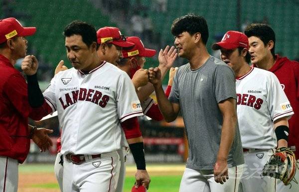 10일 인천 SSG 랜더스필드에서 ‘2022 신한은행 SOL KBO리그‘ SSG 랜더스와 kt 위즈의 경기가 열렸다. SSG가 kt를 상대로 4-2 승리를 거둔 후 승리투수 김광현이 코치들의 환영을 받고 있다. 인천 | 김민성 기자 marineboy@donga.com