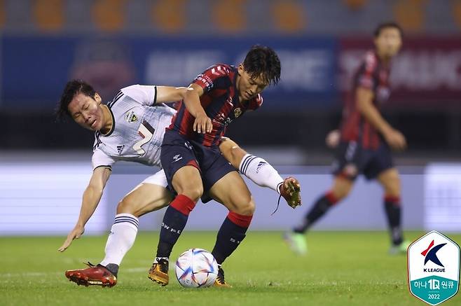 ▲ 전북 현대 강윤성과 볼 경합하는 수원FC 이승우(왼쪽부터) ⓒ한국프로축구연맹