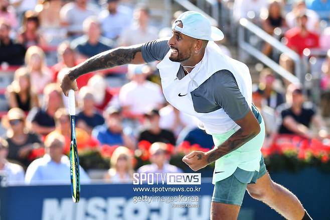 ▲ 닉 키리오스가 2022 ATP 투어 마스터스 1000시리즈 내셔널 뱅크 오픈 단식 2회전에서 서브를 넣고 있다.