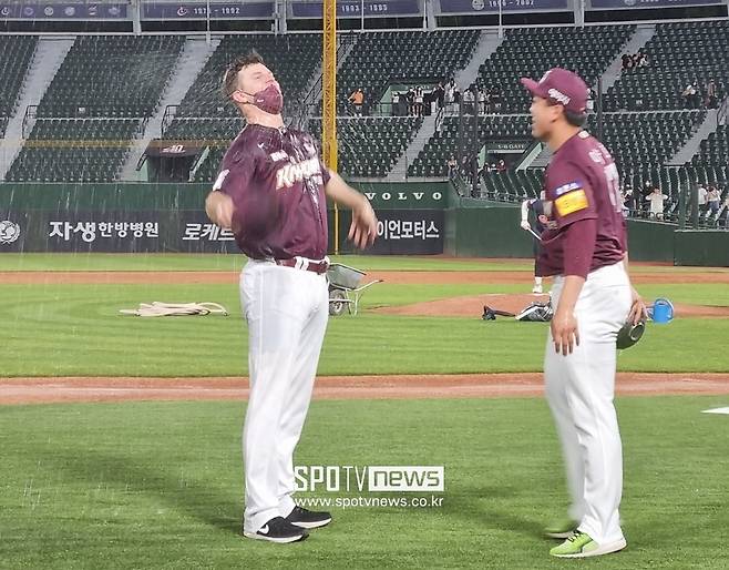 ▲ 생애 첫 완봉승을 거둔 뒤 팀 동료들과 세리머니 하는 타일러 애플러(왼쪽), 이후 부진한 투구가 이어졌다. ⓒ사직, 박정현 기자
