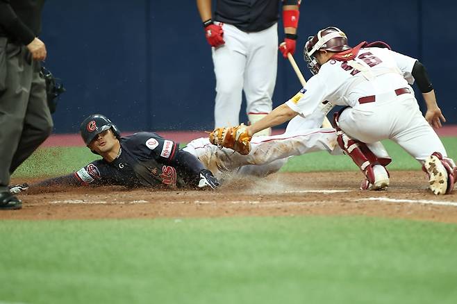 ▲ 신용수의 기지가 빛났던 홈스틸. ⓒ연합뉴스