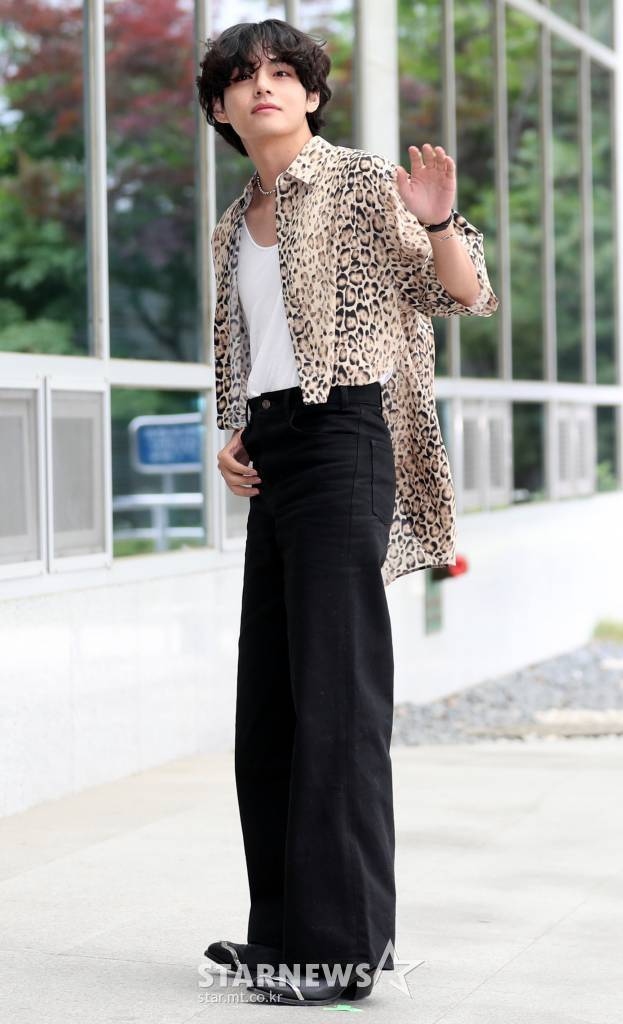 그룹 방탄소년단 뷔가 셀린느(CELINE) 남성 여름 2023 패션쇼에 참석하기 위해 프랑스 파리로 24일 오전 서울 강서구 김포국제공항 비지니스센터를 통해 출국하고 있다. 2022.06.24 /사진=임성균 기자 tjdrbs23@