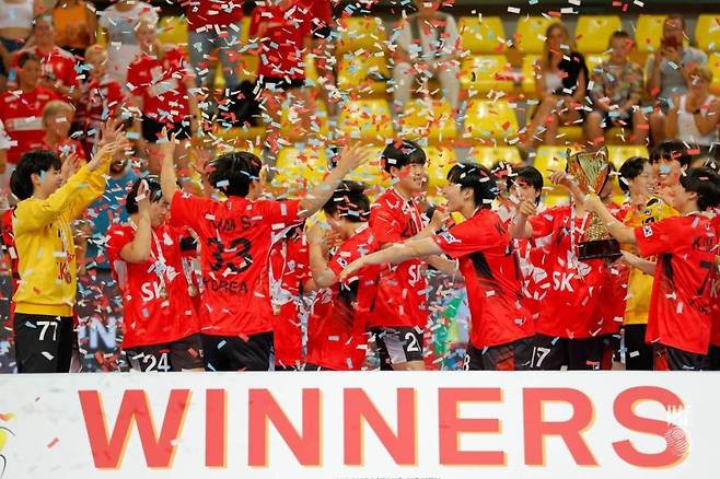 우승 후 기뻐하는 한국 선수들.  [국제핸드볼연맹 인터넷 홈페이지 사진. 재판매 및 DB 금지]