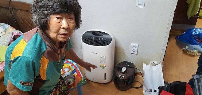 "도와주세요"  (경기 광주=연합뉴스) 이우성 기자 = 지난 8일부터 수도권을 강타한 폭우로 경기 광주시 경안동 2층짜리 다세대주택 반지하에 사는 김순이(82) 할머니가 침수 피해로 못쓰게 된 가전제품 들을 보여주고 있다. 2022.8.11.
    gaonnri@yna.co.kr