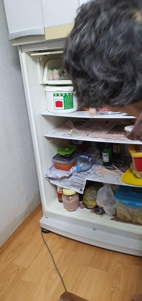 침수 피해를 본 김순이 할머니의 냉장고 안 음식들 [촬영 이우성]