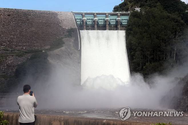 2년만에 수문 개방 소양강댐..수위조절 (춘천=연합뉴스) 이상학 기자 = 11일 오후 3시를 기해 강원 춘천시 신북읍 소양강댐이 2년 만에 수문을 열고 물을 방류하고 있다. 소양강댐은 제한수위 190.3m에 육박하자 수문을 열고 수위조절에 들어갔다. 2022.8.11 hak@yna.co.kr