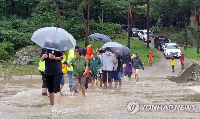 강릉 야영객 90여 명 고립에서 벗어나 (강릉=연합뉴스) 11일 강원 강릉시 왕산면 노추산 야영장에서 폭우로 고립됐던 야영객들이 물이 줄면서 고립에서 벗어나고 있다. 2022.8.11 [강릉시 제공. 재판매 및 DB 금지] photo@yna.co.kr