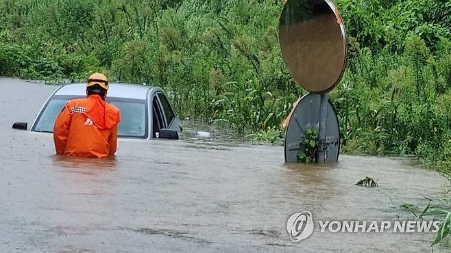 침수 차량 안 수색하는 소방당국 (군산=연합뉴스) 전북 군산 지역에 폭우가 쏟아진 11일 오전 군산시 미룡동 한 도로에 침수된 차 주변에서 소방당국이 인명 수색을 하고 있다. 2022.8.11 [전북소방본부 제공.재판매 및 DB금지] doo@yna.co.kr