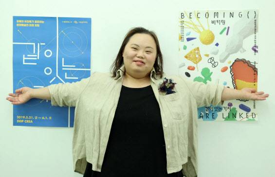 캐리커처 작가 겸 배우로 활동하는 정은혜 작가가 이데일리와의 인터뷰에서 포즈를 취하고 있다(사진=방인권 기자).