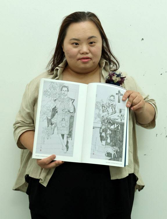 캐리커처 작가 겸 배우로 활동하는 정은혜 작가가 이데일리와의 인터뷰에서 포즈를 취하고 있다(사진=방인권 기자).