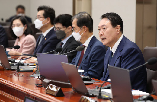 윤석열 대통령이 12일 오전 서울 용산 대통령실 청사에서 열린 임시 국무회의에서 발언을 하고 있다.(사진=대통령실사진취재단)