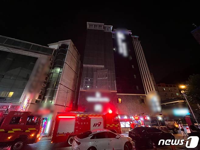 11일 오후 10시48분쯤 부산 사하구 하단동 8층짜리 모텔에서 불이 났다.(부산소방재난본부 제공)ⓒ 뉴스1