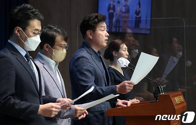 법제사법위원회 야당 간사인 기동민 더불어민주당 의원이 12일 오전 서울 여의도 국회 소통관에서 법무부의 시행령 개정과 관련 긴급 기자회견을 하고 있다. (공동취재) 2022.8.12/뉴스1 ⓒ News1 허경 기자