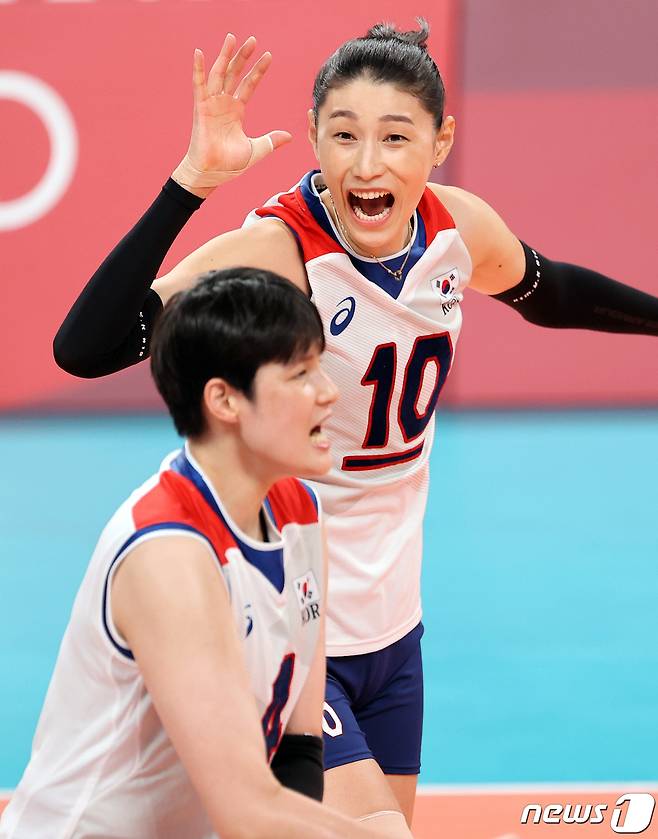 배구 김연경과 김희진이 6일 오후 일본 도쿄 아리아케 아레나에서 열린 '2020 도쿄올림픽' 여자 배구 준결승 대한민국과 브라질의 경기에서 득점에 성공한 후 기뻐하고 있다. 2021.8.6/뉴스1 ⓒ News1 이재명 기자