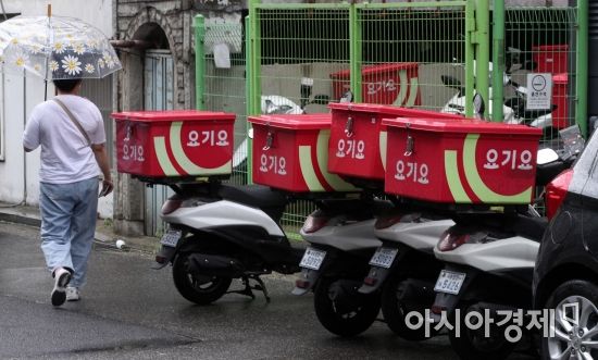 서울 시내의 한 요기요 매장 앞에 배달 오토바이가 주차돼 있다./김현민 기자 kimhyun81@