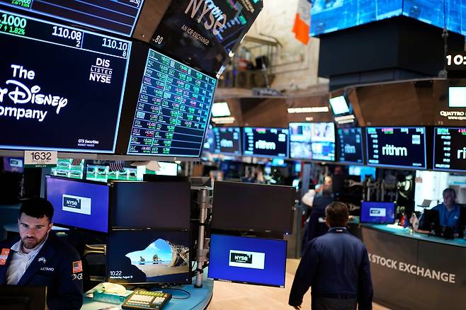 10일(현지시간) 미국 뉴욕증권거래소(NYSE) 입회장에서 트레이더들이 업무에 나서고 있다./ AP연합뉴스