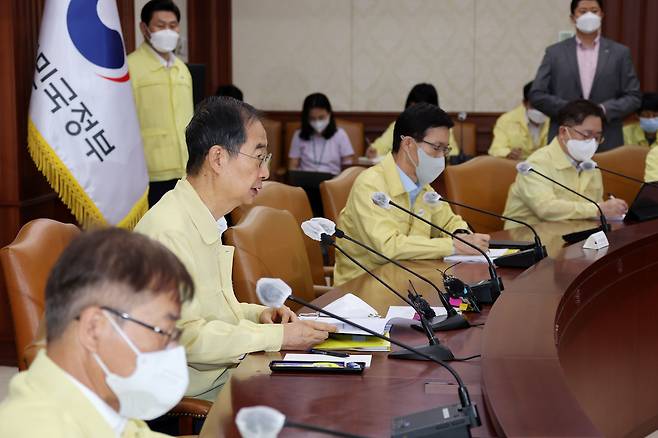 한덕수 국무총리가 12일 정부서울청사에서 집중호우 대처상황 점검회의 및 코로나19 중대본회의를 주재하고 있다. /연합뉴스