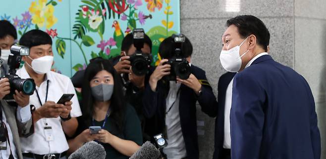 윤석열 대통령이 12일 오전 서울 용산 대통령실 청사로 출근하며 취재진의 질문에 답하고 있다. /연합뉴스