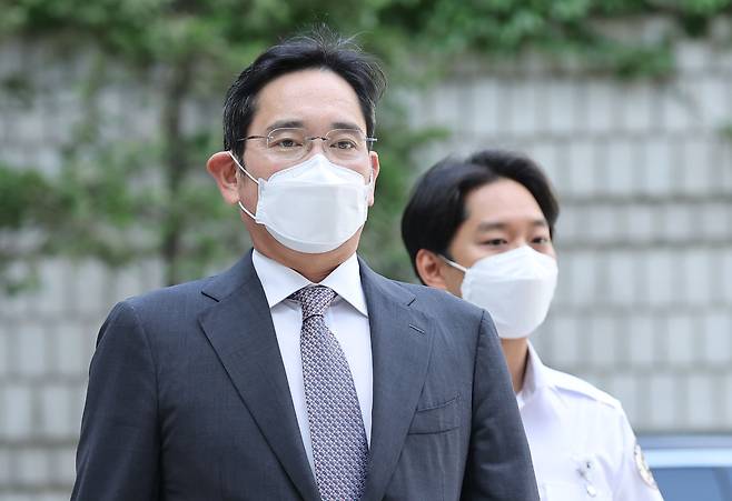 회계 부정과 부당 합병 등의 혐의로 재판에 넘겨진 이재용 삼성전자 부회장이 12일 서초구 서울 중앙지방법원에 도착해 1심 속행공판에 출석하고 있다. /연합뉴스