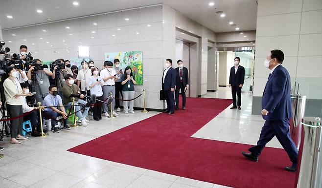 윤석열 대통령이 12일 오전 서울 용산 대통령실 청사로 출근하고 있다. /연합뉴스