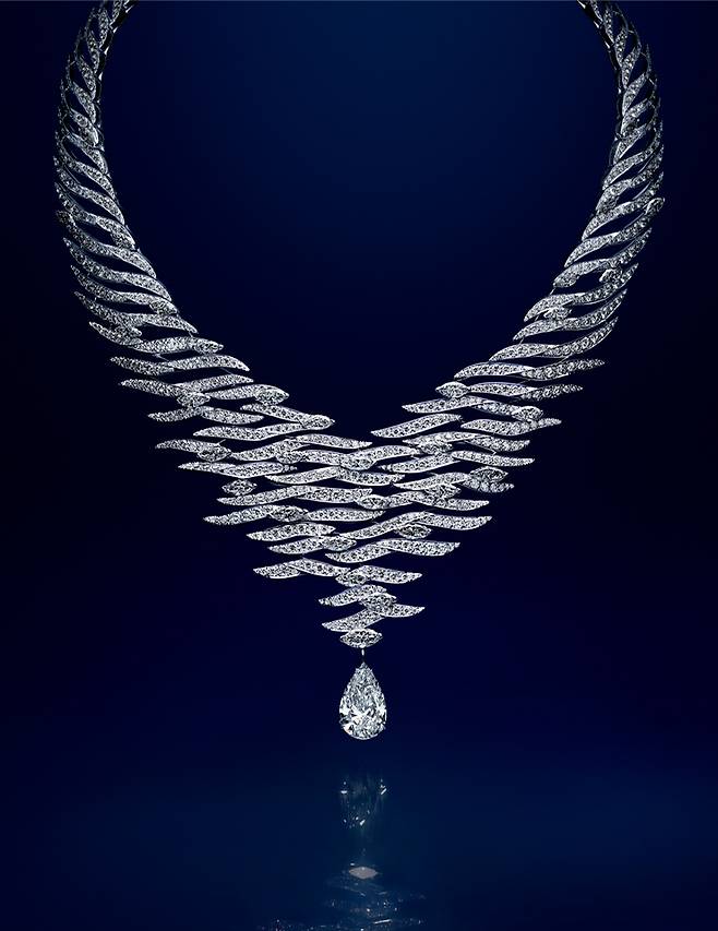 부드럽게 일렁이는 파도의 물결을 형상화한 ‘아 플뢰르 되’ 네크리스.
