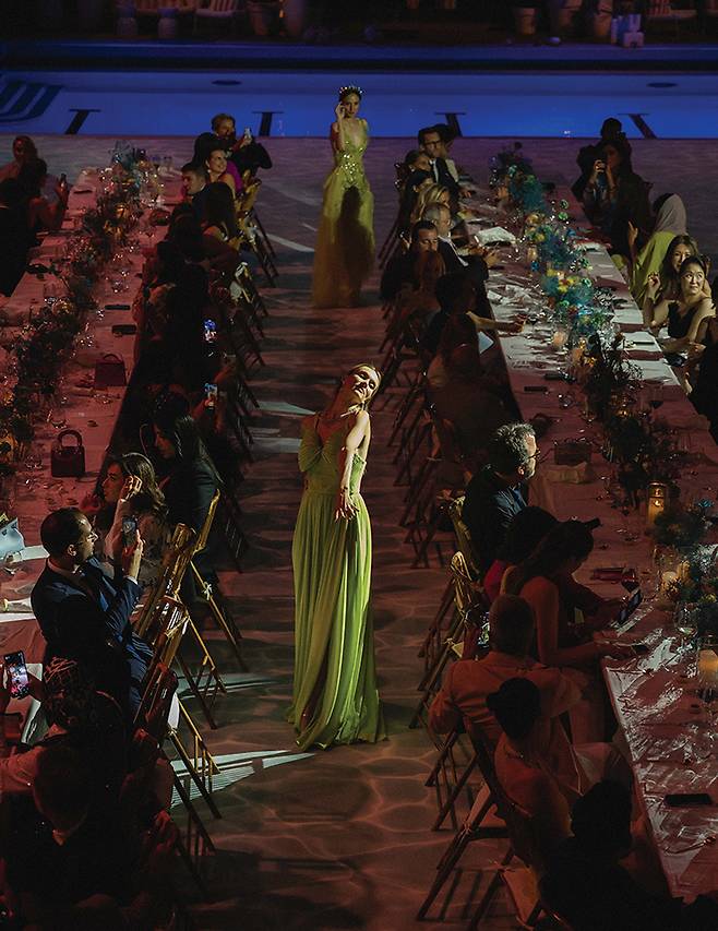 해양생물 페인팅으로 장식한 갈라 디너의 플레이트와 현장.