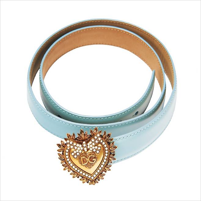 하트 모티프 버클로 포인트를 준 벨트는 가격 미정, Dolce & Gabbana.