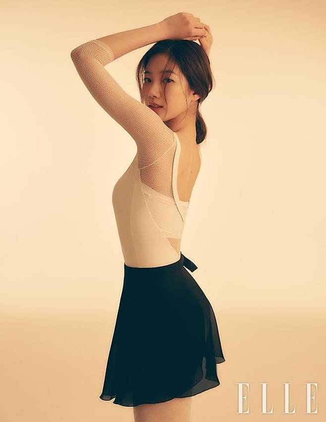 레오타드와 랩스커트는 모두 Repetto. 플랫 슈즈는 Rachel cox.