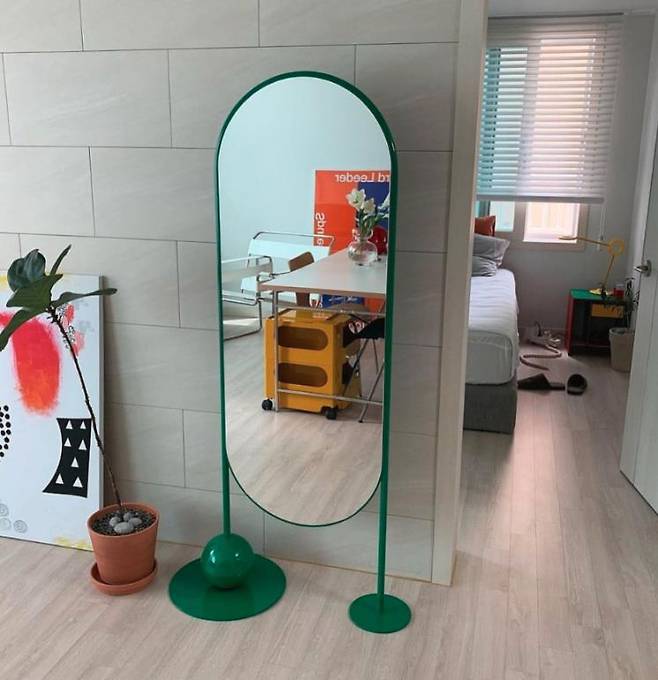 HOUSE MIRROR (for family)/ 패밀리 하우스 미러는 87만원. SMILE,MOON