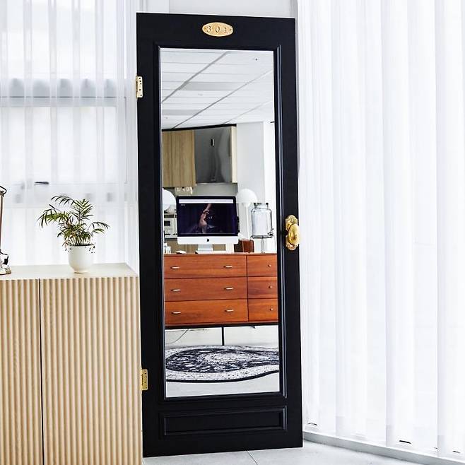 Door Mirror (Green, Black, Cream)는 82만원. SAY TOUCHE?