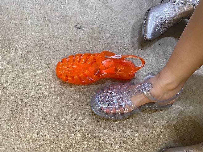 친환경 비건 소재의 포제션 샌들은 7만5천원, MELLISA by RAUM