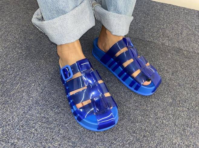 러버 소재의 시스루 슬라이드 샌들은 7만9천원, 찰스앤키스