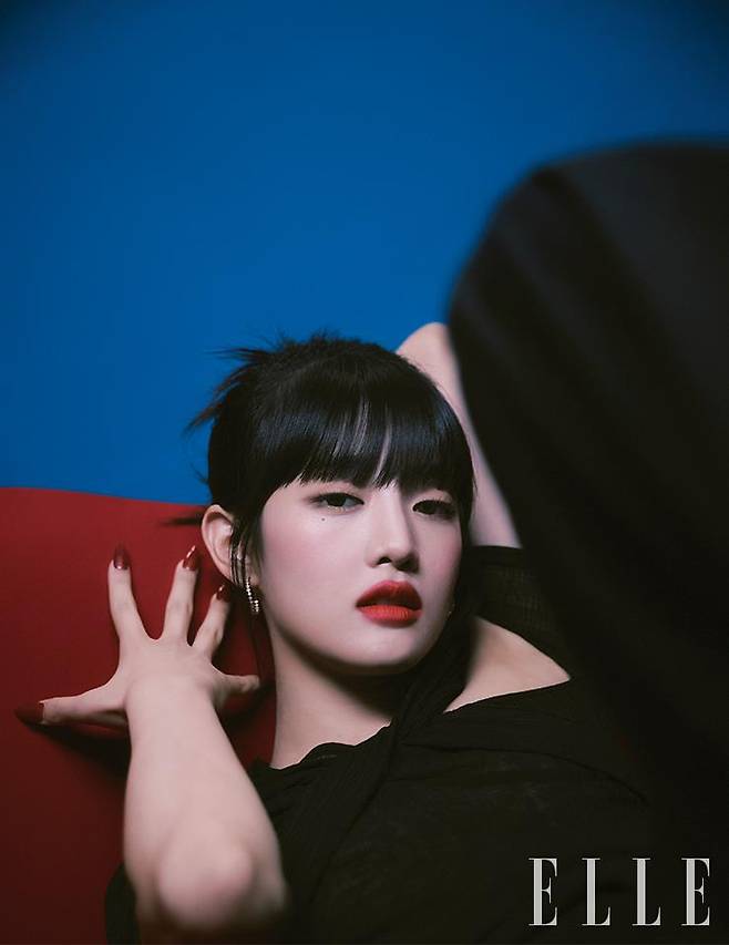 블랙 셔링 오프 톱은 Songe Creux. 와이드 팬츠는 Hyein Seo. 스틸레토 앵클부츠는 Saint Laurent. 이어링은 스타일리스트 소장품.