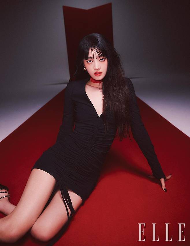 블랙 셔링 원피스는 Songe Creux. 스트랩 샌들 힐은 Saint Laurent. 이어링은 Mzuu.