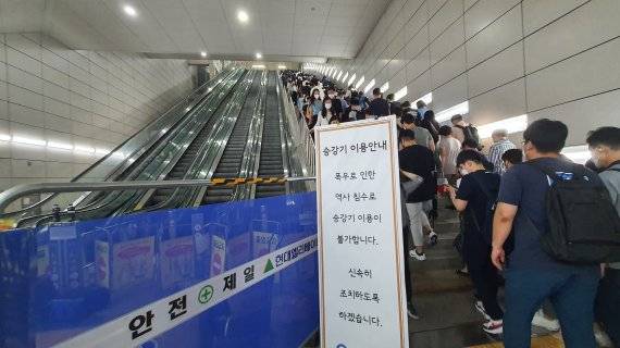 지난 11일 오후 5시 서울지하철 9호선 동작역의 환승통로에서 에스컬레이터가 운영을 멈춰 시민들이 105개나 되는 계단을 걸어 올라가고 있다. /사진=노유정 기자